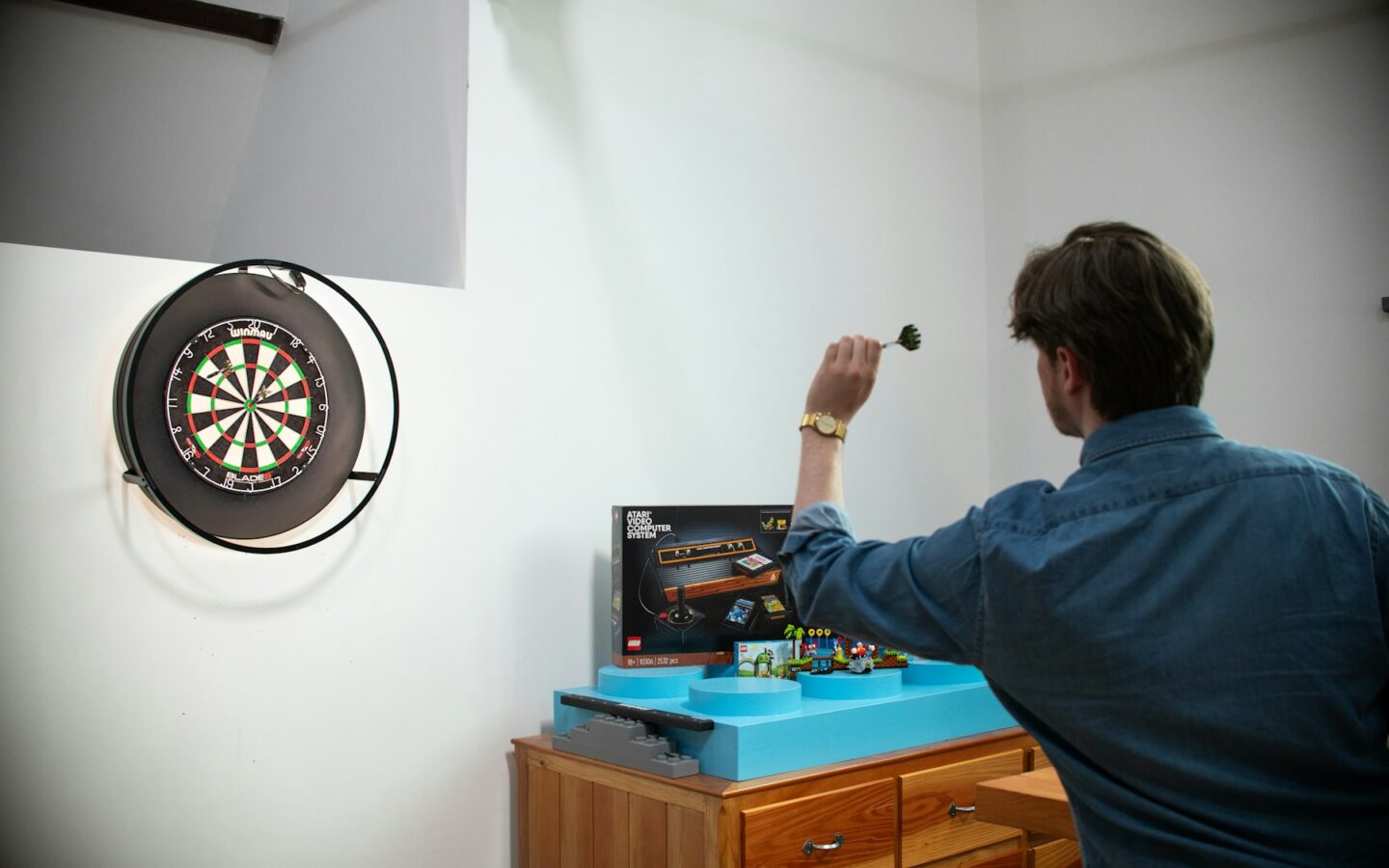 Dartspieler – Symbolfoto von Bluestonex / Unsplash